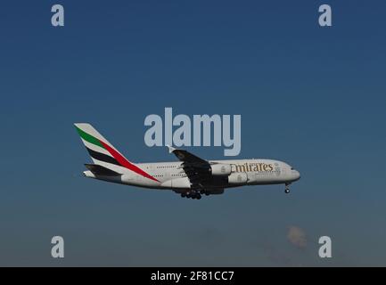 Düsseldorf, Deutschland - 16. Februar 2016: Airbus A380-800 der Emirates Airline am Düsseldorfer Flughafen bei endgültiger Annäherung Stockfoto