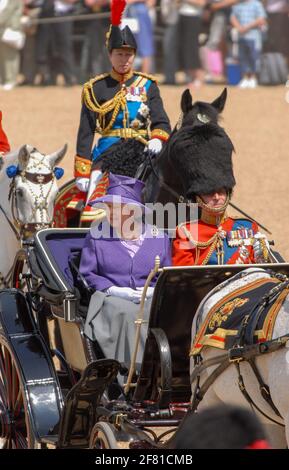 S.H. die Königin mit ihrem Mann und ihrer Gemahlin S.H. Prinz Philip, der Herzog von Edinburgh in Trooping the Colour 17. Juni 2006. Sie reiten gemeinsam in einer Pferdekutsche über den Paradeplatz. Ihre Königliche Hoheit Prinzessin Anne reitet auf dem Pferderücken hinter ihnen. Stockfoto