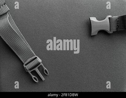 Detail eines lockeren Bandes auf der Rückseite eines Grauer Rucksack Stockfoto