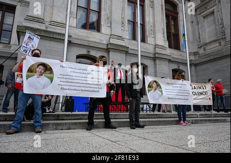 Philadelphia, USA. April 2021. Rechtsanwalt Benjamin L. Crump spricht bei der Kundgebung „Justice for Christian Hall“, die zu Ehren des 19-jährigen Christian Hall abgehalten wurde, der am 30. Dezember 2020 von der Staatspolizei von Pennsylvania angeschossen und getötet wurde, während er an einem psychischen Notfall litt. Quelle: Kylie Cooper/Alamy Live News Stockfoto