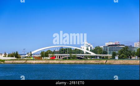 Lyon, Frankreich - 22. August 2019: Die Pont Raymond Barre Brücke über die Rhone und Slogan der Stadt Lyon ein einziges Lyon mit Figur des Löwen im Vordergrund. Stockfoto