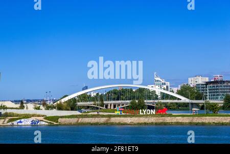 Lyon, Frankreich - 22. August 2019: Die Pont Raymond Barre Brücke über die Rhone und Slogan der Stadt Lyon ein einziges Lyon mit Figur des Löwen im Vordergrund. Stockfoto