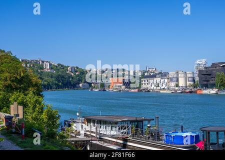 Lyon, Frankreich - 22. August 2019: Der Confluence-Bezirk in Lyon, Blick auf die Stadt vom Saone-Ufer Stockfoto