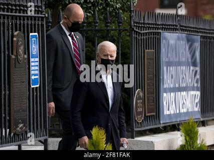 US-Präsident Joe Biden verlässt am Samstag, den 10. April 2021, die Kirche der Heiligen Dreifaltigkeit in Georgetown in Washington, DC.Quelle: Alex Edelman / Pool via CNP Stockfoto