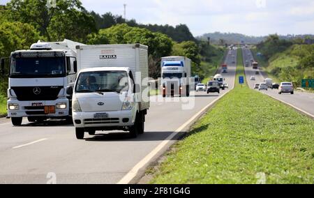 simoes filho, bahia / brasilien - 24. märz 2017: Bewegung von Lastkraftwagen und Automobilen auf der Bundesstraße BR 324 in der Gemeinde Simoes Stockfoto