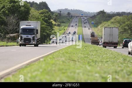 simoes filho, bahia / brasilien - 24. März 2017: Bewegung von Lastkraftwagen und Automobilen auf der Bundesstraße BR 324 in der Gemeinde Simoe Stockfoto