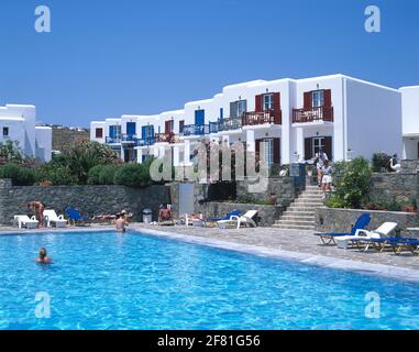 Griechenland, Kykladen, Mykonos, typisches Hotel in der Nähe des Strandes von Plati Yialos Stockfoto