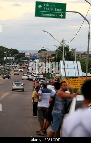 itaparica, bahia / brasilien - 24. juni 2014: Auf der Insel Itaparica werden Fahrzeuge in der Schlange gesehen, um an Bord der Fähre nach Salvador zu fahren. * Stockfoto