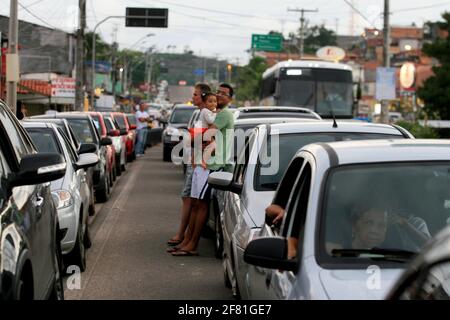 itaparica, bahia / brasilien - 24. juni 2014: Auf der Insel Itaparica werden Fahrzeuge in der Schlange gesehen, um an Bord der Fähre nach Salvador zu fahren. * Stockfoto