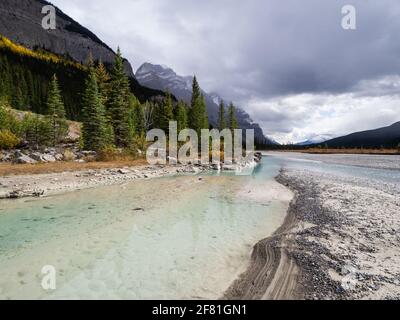 White Water River in den rockies an einem bewölkten Sommer Tag Stockfoto