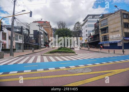 Bogota, Kolumbien. April 2021. Die Straßen im Norden der Stadt Bogota sind aufgrund der an diesem Wochenende von Samstag bis Dienstag verordneten Quarantäne leer, da die COVID-19-Fälle in BogotÃ¡, Kolumbien, zunehmen.Quelle: Daniel Garzon Herazo/ZUMA Wire/Alamy Live News Stockfoto