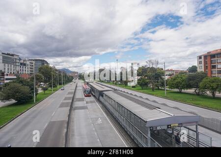 Bogota, Kolumbien. April 2021. Die Straßen im Norden der Stadt Bogota sind aufgrund der an diesem Wochenende von Samstag bis Dienstag verordneten Quarantäne leer, da die COVID-19-Fälle in BogotÃ¡, Kolumbien, zunehmen.Quelle: Daniel Garzon Herazo/ZUMA Wire/Alamy Live News Stockfoto