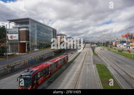 Bogota, Kolumbien. April 2021. Die Straßen im Norden der Stadt Bogota sind aufgrund der an diesem Wochenende von Samstag bis Dienstag verordneten Quarantäne leer, da die COVID-19-Fälle in BogotÃ¡, Kolumbien, zunehmen.Quelle: Daniel Garzon Herazo/ZUMA Wire/Alamy Live News Stockfoto