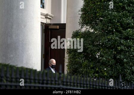 US-Präsident Joe Biden verlässt am Samstag, den 10. April 2021, die Kirche der Heiligen Dreifaltigkeit in Georgetown in Washington, DC.Quelle: Alex Edelman / Pool via CNP Stockfoto