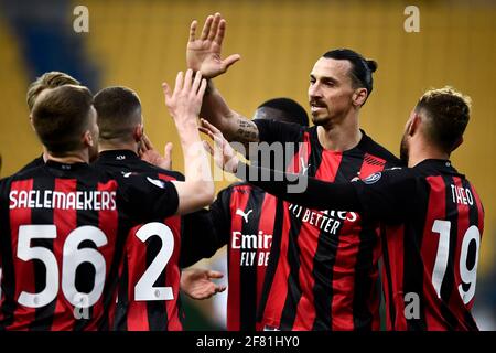 Parma, Italien - 10. April 2021: Die Spieler des AC Mailand feiern während der Serie A ein Fußballspiel zwischen Parma Calcio und AC Mailand. AC Milan gewann 3-1 gegen Parma Calcio. Kredit: Nicolò Campo/Alamy Live Nachrichten Stockfoto