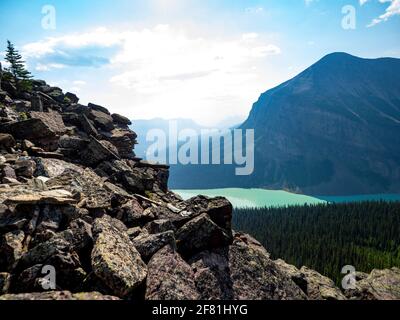 Hoher Aussichtspunkt auf ein Tal und ein türkisfarbenes see Stockfoto