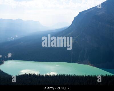 Großer türkisfarbener See unten in den Bergen mit Nebel In der Ferne im Sommer Stockfoto
