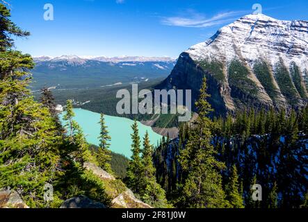 Sonniger Tag und ein türkisfarbener See in einem Tal hoch Anzeigen Stockfoto