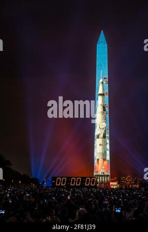 Die Saturn-V-Rakete hebt während des Go for the Moon, 50. Jahrestages der Landung des Apollo 11-Mondes, auf das Washington Monument projiziert. Stockfoto