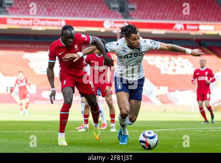 Liverpool. April 2021. Said Mane (L) von Liverpool kämpft mit Tyrone Mings von Aston Villa während des Premier League-Spiels zwischen dem FC Liverpool und dem FC Aston Villa am 10. April 2021 in Anfield in Liverpool, Großbritannien. Quelle: Xinhua/Alamy Live News Stockfoto