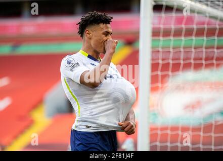 Liverpool. April 2021. Ollie Watkins von Aston Villa feiert das Spiel, das er am 10. April 2021 beim Premier League-Spiel zwischen dem FC Liverpool und dem FC Aston Villa in Anfield in Liverpool, Großbritannien, erzielt hat. Quelle: Xinhua/Alamy Live News Stockfoto