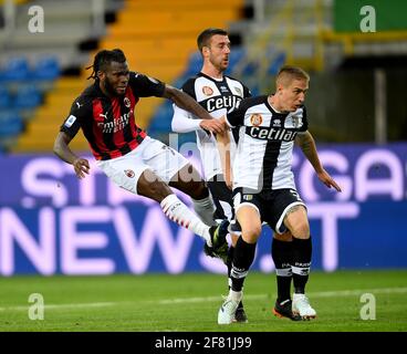 Parma, Italien. April 2021. Frank Jessie (L) von AC Mailand punktet bei einem Fußballspiel der Serie A zwischen Parma und AC Mailand in Parma, Italien, am 10. April 2021. Quelle: Alberto Lingria/Xinhua/Alamy Live News Stockfoto