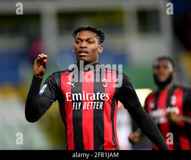 Parma, Italien. April 2021. Rafael Leao von AC Mailand feiert während eines Fußballspiels zwischen Parma und AC Mailand in Parma, Italien, am 10. April 2021. Quelle: Alberto Lingria/Xinhua/Alamy Live News Stockfoto