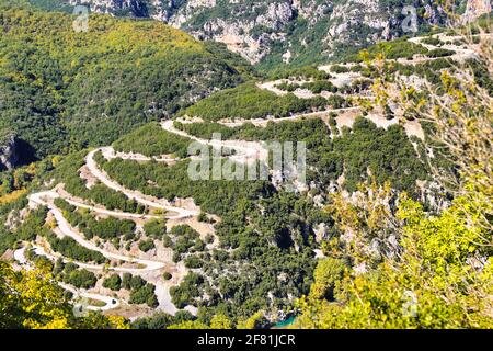 Serpentinen zur Vikos Schlucht in der Region Zagori im Norden Griechenland. Stockfoto