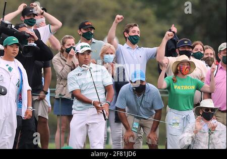 Augusta, USA. April 2021. Die Gönner reagieren, als Hideki Matsuyama es in der Nähe des Pokals aus der Galerie abgibt, um sein Par zu retten und in der dritten Runde der Masters am Samstag, dem 10. April 2021 in Augusta, Georgia, mit 11-unter-Par in Führung zu kommen. (Foto von Curtis Compton/Atlanta Journal-Constitution/TNS/Sipa USA) Quelle: SIPA USA/Alamy Live News Stockfoto