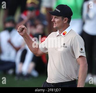 Augusta, USA. April 2021. Justin Rose pumpt seine Faust, nachdem er sein Par auf dem 18. Loch während der dritten Runde der Masters am Samstag, dem 10. April 2021, in Augusta, Georgia, gespeichert hatte. (Foto von Curtis Compton/Atlanta Journal-Constitution/TNS/Sipa USA) Quelle: SIPA USA/Alamy Live News Stockfoto