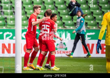 Bremen, Deutschland. April 2021. Alexander Sorloth (1. L) aus Leipzig feiert am 10. April 2021 in Bremen seinen ersten Treffer mit Teamkollegen bei einem Bundesliga-Spiel zwischen dem SV Werder Bremen und RB Leipzig. Quelle: Kevin Voigt/Xinhua/Alamy Live News Stockfoto