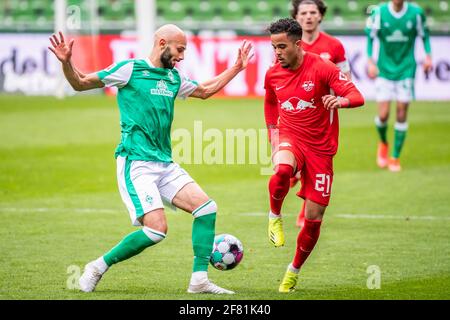 Bremen, Deutschland. April 2021. Justin Kluivert (R) aus Leipzig spielt mit dem Bremer Oemer Toprak während eines Bundesliga-Spiels zwischen dem SV Werder Bremen und RB Leipzig am 10. April 2021 in Bremen. Quelle: Kevin Voigt/Xinhua/Alamy Live News Stockfoto