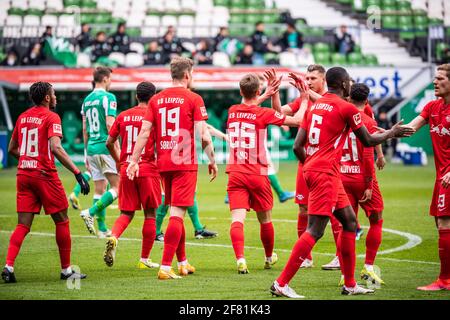 Bremen, Deutschland. April 2021. Die Spieler von Leipzig feiern den Torreigen von Dani Olmo (5. L) während eines Bundesliga-Spiels zwischen SV Werder Bremen und RB Leipzig am 10. April 2021 in Bremen. Quelle: Kevin Voigt/Xinhua/Alamy Live News Stockfoto