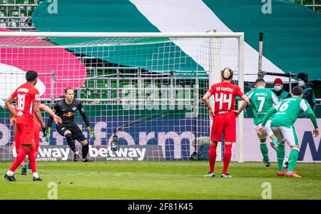 Bremen, Deutschland. April 2021. Der Bremer Milot Rashica (Nr.7) tritt beim Bundesliga-Spiel zwischen dem SV Werder Bremen und RB Leipzig am 10. April 2021 in Bremen in die Wertung ein. Quelle: Kevin Voigt/Xinhua/Alamy Live News Stockfoto