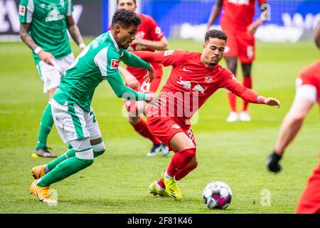 Bremen, Deutschland. April 2021. Justin Kluivert (R) aus Leipzig steht mit Theodor Gebre Selassie aus Bremen während eines Bundesliga-Spiels zwischen dem SV Werder Bremen und RB Leipzig am 10. April 2021 in Bremen vor. Quelle: Kevin Voigt/Xinhua/Alamy Live News Stockfoto