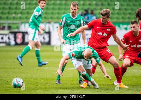 Bremen, Deutschland. April 2021. Alexander Sorloth (2. R, up) aus Leipzig spielt mit Oemer Toprak (down) aus Bremen während eines Bundesliga-Spiels zwischen SV Werder Bremen und RB Leipzig am 10. April 2021 in Bremen. Quelle: Kevin Voigt/Xinhua/Alamy Live News Stockfoto