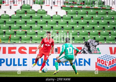 Bremen, Deutschland. April 2021. Tyler Adams (L) aus Leipzig kontrolliert den Ball unter der Abwehr von Felix Abu aus Bremen während eines Bundesliga-Spiels zwischen SV Werder Bremen und RB Leipzig in Bremen, Deutschland, am 10. April 2021. Quelle: Kevin Voigt/Xinhua/Alamy Live News Stockfoto