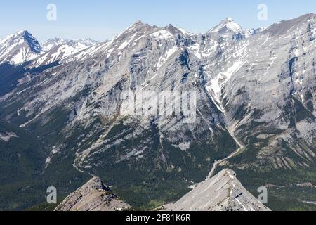 Gipfel mit einem Hauch von Schnee in den Bergen Ein heller Sommertag Stockfoto