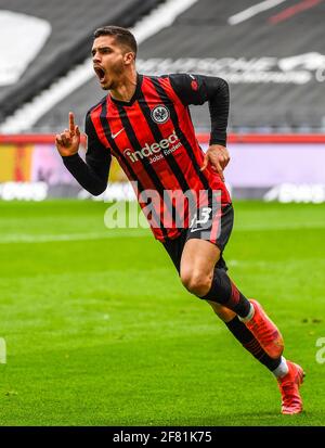 Frankfurt, Deutschland. April 2021. Andre Silva aus Frankfurt feiert während eines Bundesliga-Spiels zwischen Eintracht Frankfurt und VfL Wolfsburg in Frankfurt am 10. April 2021. Quelle: Joachim Bywaletz/Xinhua/Alamy Live News Stockfoto