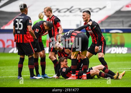 Frankfurt, Deutschland. April 2021. Erik Durm (unten) aus Frankfurt feiert seinen Torreigen mit Teamkollegen während eines Bundesliga-Spiels zwischen Eintracht Frankfurt und VfL Wolfsburg in Frankfurt am 10. April 2021. Quelle: Joachim Bywaletz/Xinhua/Alamy Live News Stockfoto