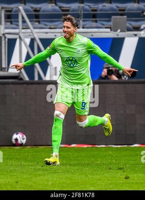 Frankfurt, Deutschland. April 2021. Wout Weghorst aus Wolfsburg feiert am 10. April 2021 in Frankfurt ein Bundesliga-Spiel zwischen Eintracht Frankfurt und VfL Wolfsburg. Quelle: Joachim Bywaletz/Xinhua/Alamy Live News Stockfoto