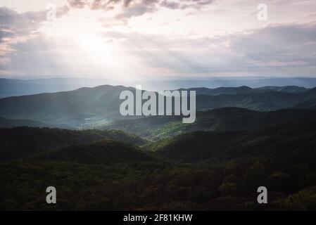 Am Nachmittag strahlen Lichtstrahlen in die Täler des Shenandoah National Park, die vom Gipfel des Bearfence Mountain aus gesehen werden. Stockfoto