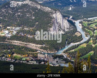 Luftaufnahme einer Bergstadt mit einer Flussüberquerung IT Stockfoto