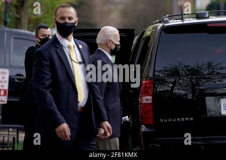 Washington, Usa. April 2021. Der Präsident der Vereinigten Staaten, Joe Biden, verlässt am Samstag, den 10. April 2021, die Kirche der Heiligen Dreifaltigkeit in Georgetown in Washington, DC. Pool Foto von Alex Edelman/UPI Kredit: UPI/Alamy Live News Stockfoto