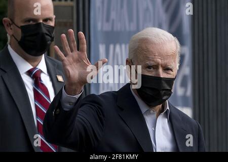 Washington, Usa. April 2021. Der Präsident der Vereinigten Staaten, Joe Biden, verlässt am Samstag, den 10. April 2021, die Kirche der Heiligen Dreifaltigkeit in Georgetown in Washington, DC. Pool Foto von Alex Edelman/UPI Kredit: UPI/Alamy Live News Stockfoto