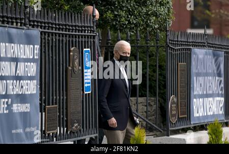 Washington, Usa. April 2021. Der Präsident der Vereinigten Staaten, Joe Biden, verlässt am Samstag, den 10. April 2021, die Kirche der Heiligen Dreifaltigkeit in Georgetown in Washington, DC. Pool Foto von Alex Edelman/UPI Kredit: UPI/Alamy Live News Stockfoto