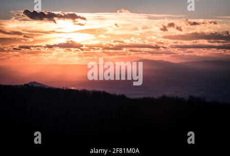 Helles Sonnenuntergangslicht erfüllt das Shenandoah Valley während eines Winterabends im Shenandoah National Park. Stockfoto