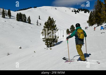 Vail Skigebiet im Winter mit Schnee in der Colorado Rocky Mountains - Skifahrer mit Blick auf die Skipisten Stockfoto