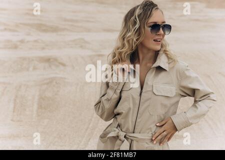 Eine Frau mit Sonnenbrille steht in der Mitte des Wüste Stockfoto