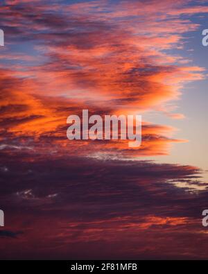 Farbenfrohe Wolken am Himmel bei Sonnenuntergang im Shenandoah National Park im Sommer. Stockfoto